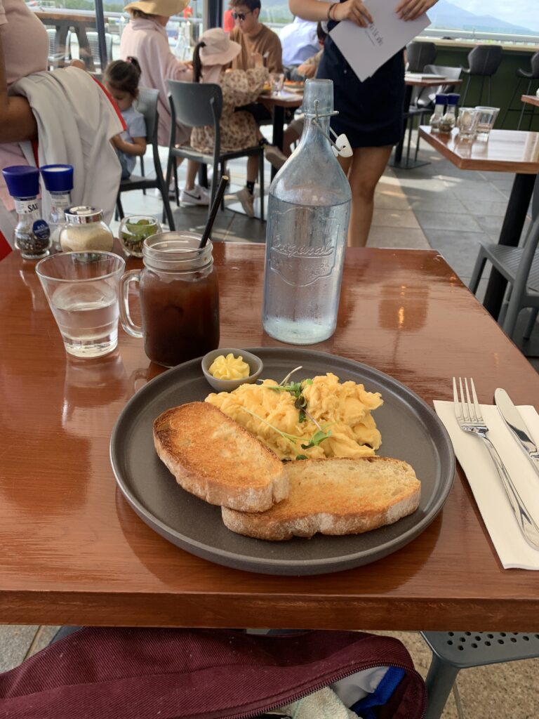 初日の朝食