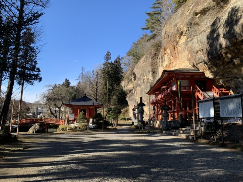 達谷窟毘沙門堂の境内