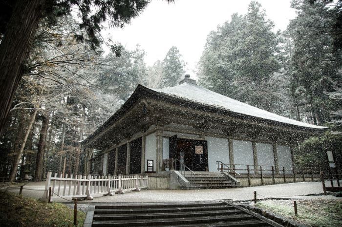 雪景色の中尊寺金色堂