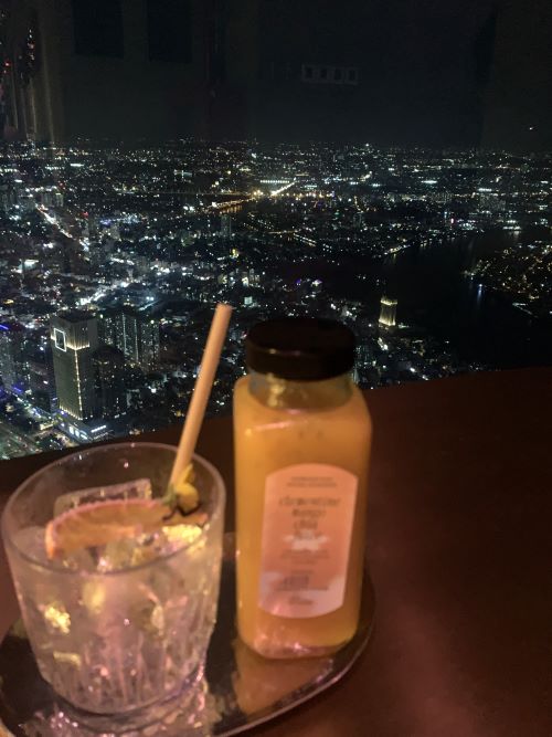 バーで飲むジュースとホーチミンの夜景